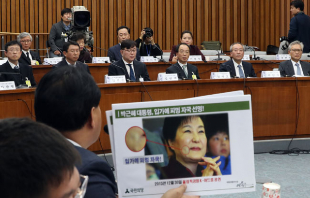 김상만 전 대통령 자문의와 김영재 김영재의원 원장 등 증인들이 14일 오전 국회에서 열린 최순실 국정 농단 의혹 진상 규명을 위한 국정조사 특위 3차 청문회에서 국민의당 이용주 의원의 박 대통령 필러 시술 의혹에 대한 발언을 듣고 있다. 증인석 앞줄 왼쪽부터 김상만 전 대통령 자문의, 김석균 전 해양경찰청장, 김영재 김영재의원 원장, 김원호 전 대통령경호실 의무실장, 서창석 전 대통령 주치의, 이병석 전 대통령 주치의. 연합뉴스