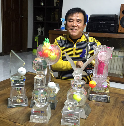 골프 경력 28년의 구자군 씨가 그동안 받은 각종 기념패를 앞에 두고 자신의 골프 철학을 담담히 얘기했다. 권성훈 기자