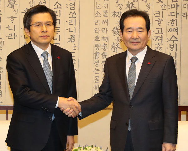 황교안 대통령 권한대행 국무총리가 14일 국회를 방문, 정세균 국회의장과 악수하고 있다. 2016.12.14 /연합뉴스