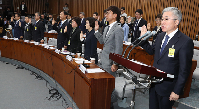 국회 최순실 국정농단 국정조사특별위원회는 15일 오전 10시부터 4차 청문회를 시작했지만, 증인 30명 중 절반에 달하는 15명이 불출석 함에 따라 맹탕 청문회가 될 것이라는 우려가 현실화 했다. 4차 청문회에 출석회 선서하는 증인들. 연합뉴스