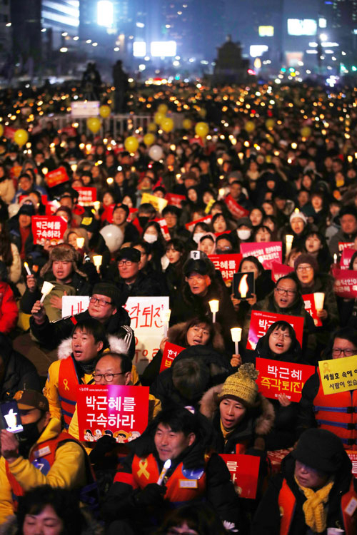박근혜 대통령 퇴진 촉구 8차 촛불집회가 열린 17일 서울 광화문광장에서 참가자들이 촛불을 흔들고 있다. 연합뉴스