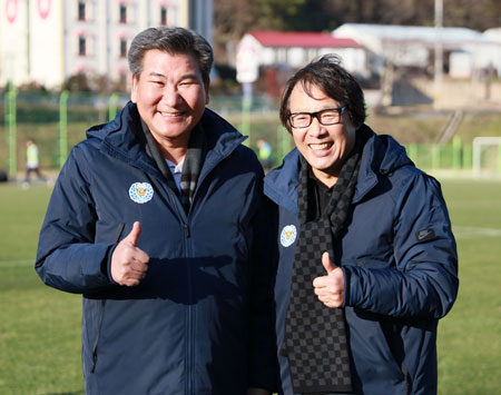 대구FC 전지훈련지인 경남 남해를 찾은 대구은행 박인규(왼쪽) 행장이 조광래 대구FC 조광래 대표이사와 포즈를 취했다. 대구FC 제공