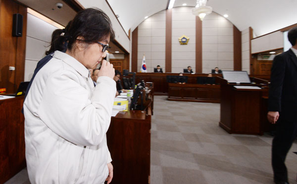 최순실 씨가 19일 오후 서울 서초구 서울중앙지법 서관 417호 형사대법정에서 열린 국정농단 사건 첫 재판에 입장하고 있다. 이날 공개된 417호 법정은 지난 1996년 전두환