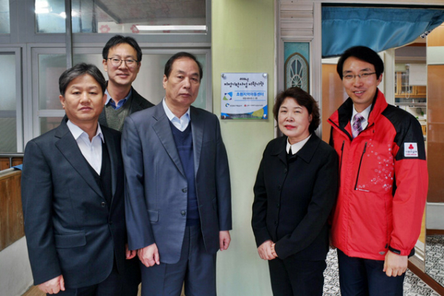 배판덕(왼쪽에서 세 번째) 경상북도개발공사 사장, 김누리(맨 오른쪽) 경북사회복지공동모금회 사무처장 등이 