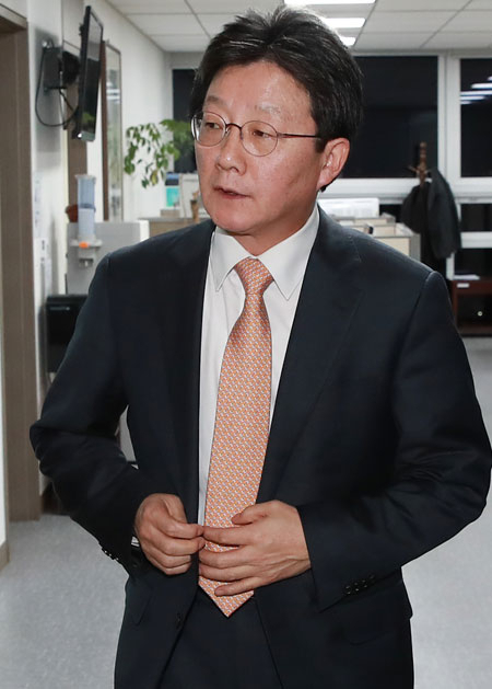 새누리당 비주류인 비박(비박근혜)계 의원들이 당 비상대책위원장으로 추천한 유승민 의원이 19일 오후 서울 여의도 국회 의원회관 자신의 집무실에서 취재진의 질의에 답하기 위해 나서고 있다. 연합뉴스