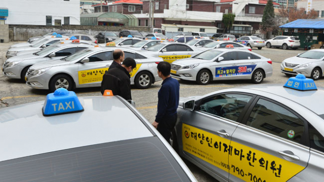 침체된 경기를 보여주듯 대구 도심에 빈 택시들이 크게 늘고 있는 가운데 16일 오후 대구 수성구의 한 택시회사에 