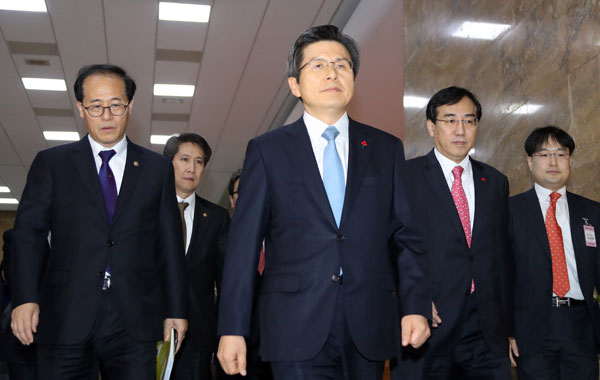황교안 대통령 권한대행 국무총리(가운데)가 20일 오후 국회에서 열린 경제분야 대정부 질문에 참석하기 위해 본회의장으로 향하고 있다. 2016.12.20/연합뉴스
