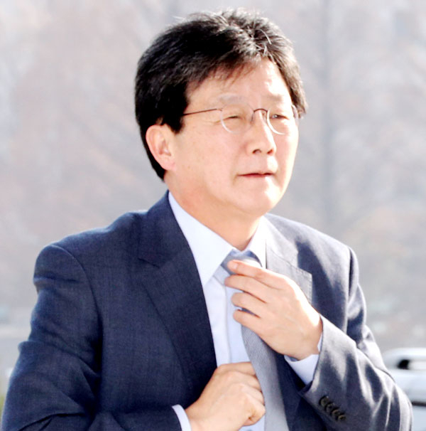 새누리당 유승민 의원이 20일 오후 국회에서 열린 본회의에 참석하기 위해 입장하고 있다. 연합뉴스
