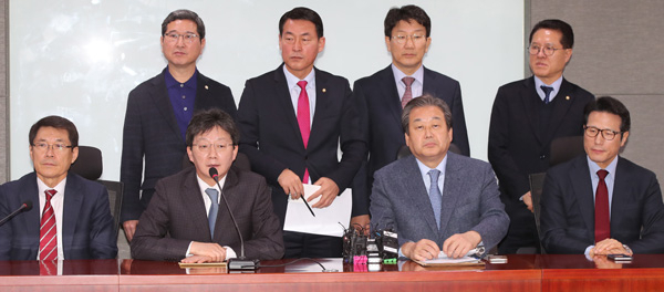 새누리당 유승민 의원이 21일 오전 서울 여의도 국회 의원회관에서 비주류의원들과 회동을 마친 뒤 열린 기자회견에서 취재진 질문에 답하고 있하고 있다. 앞줄 왼쪽부터 이군현, 유승민 의원, 김무성 전 대표, 정병국 의원. 뒷줄 왼쪽부터 김학용, 황영철, 권성동, 정운천 의원. 연합뉴스