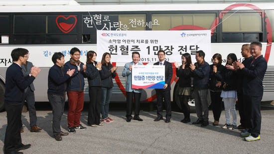 한국도로공사 김학송 사장이 한국백혈병어린이 재단에 헌혈뱅크 운영을 통해 수집한 헌혈증서 1만장을 기증하고 있다. 한국도로공사 제공