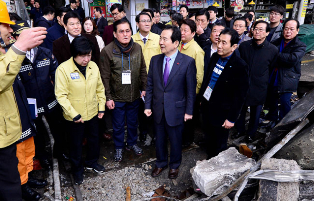 정세균 국회의장이 22일 오후 대구 서문시장을 찾아 중구청 관계자로부터 화재현장에 대한 설명을 듣고 있다. 김영진 기자 kyjmaeil@msnet.co.kr 　