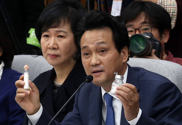 더불어민주당 안민석 의원이 22일 오전 국회에서 열린 박근혜정부의 최순실 등 민간인에 의한 국정 농단 의혹사건 진상 규명을 위한 국정조사 5차 청문회에서 세월호 참사 당시 청와대 간호장교로 근무했던 조여옥 대위에게 질의하며 프로포폴을 들어 보이고 있다. 연합뉴스