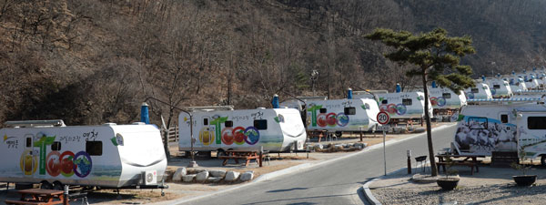영천 신녕면 치산캠핑장은 요즘 주말마다 겨울 캠핑을 즐기는 사람들로 만원이다. 민병곤 기자