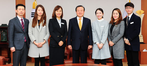 김천시가 공무원들을 전문MC로 활용해 각종 행사 예산을 절감하는 등 호평을 받고 있다. 사진은 전문MC로 선발된 공무원들과 박보생(가운데) 김천시장. 김천시 제공