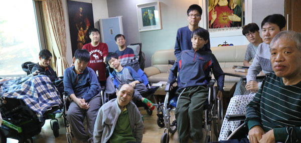 포항 베들레헴공동체에 거주하는 중증장애인과 소속 직원들. 사회적 약자 보호를 위해 중증장애인 시설 부근에 축사 건축을 제한해야 한다는 목소리가 커지고 있다. 베들레헴공동체 제공