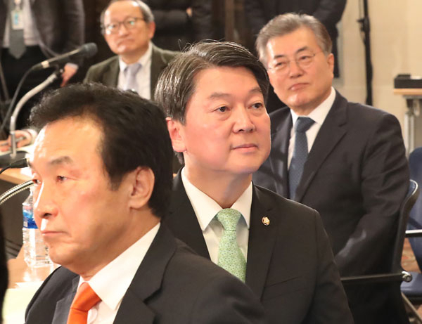 조기 대선의 초입에서 야권의 잠재적 대선주자인 문재인 전 더불어민주당 대표, 안철수 전 국민의당 대표, 손학규 전 민주당 대표가 22일 오전 서울 여의도 중소기업중앙회에서 열린 