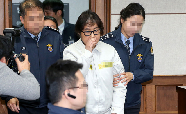 국정농단 관련 첫 재판에 출석한 최순실씨. 최순실 씨와 딸 정유라 씨가 독일을 비롯한 서유럽 각국에서 최대 10조원에 달하는 재산을 차명 보유하고 있다는 정황이 독일 사정당국에 포착돼 수사에 나선 것으로 전해졌다. 연합뉴스