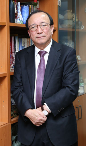 전통시장을 전문적으로 연구해온 경북대 경상대학 경영학과 장흥섭 교수.