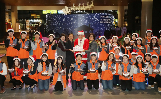 22일 대구 칠성동 대구은행 제2본점에서 박인규 DGB대구은행장과 학생봉사단원이 만든 희망 케이크를 들고 기념 촬영을 하고 있다.