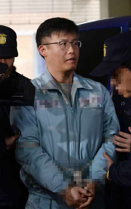 청와대 문건 유출 사건의 핵심 피의자인 정호성 전 청와대 부속비서관이 25일 오후 