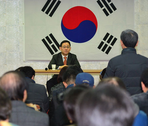 주호영 새누리당 의원이 24일 대구 수성구 두산동 지역구 사무소에서 핵심 당직자와 당원들에게 탈당 이유와 개혁보수신당 창당에 참여한 일련의 상황을 설명하고 있다. 정운철 기자 woon@msnet.co.kr
