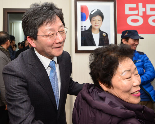 유승민(대구 동을) 새누리당 의원이 25일 오후 동구 용계동 지역구 사무소에서 탈당 설명회를 가진 후 당원들과 인사를 하고 있다. 유 의원 뒤에 걸린 박근혜 대통령 사진과 관련해 사무소 관계자는 