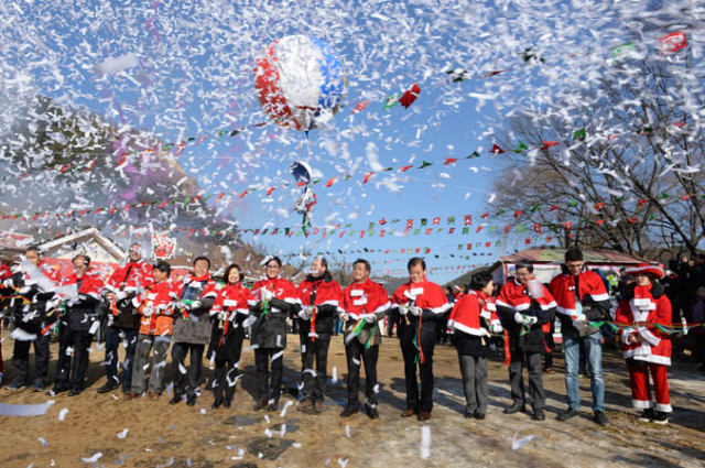 2016년 한국 관광의 별로 선정된 분천 산타마을. 기관단체장들이 참석한 가운데 개장식을 하고 있다.