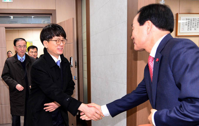 대구공항 통합이전 관련 협의를 위해 국방부 관계자들이 26일 의성군청을 찾아 김주수(오른쪽) 군수와 악수를 나누고 있다. 국방부는 대구공항 통합이전 예비후보지인 군위