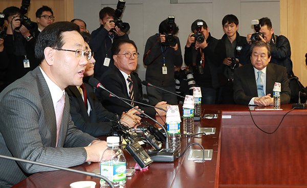 27일 오후 서울 여의도 국회 의원회관에서 열린 개혁보수신당 제1차 의원총회에서 주호영 의원이 초대 원내대표로 추대됐다. 연합뉴스