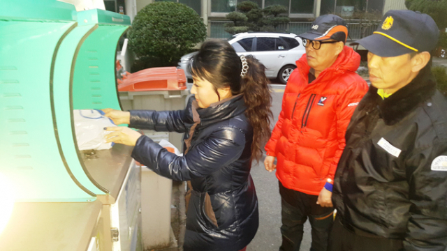 구미에서는 아파트마다 입주자 대표회의를 통해 주민들의 자발적인 음식물쓰레기 줄이기 운동이 확산하고 있다. 구미 송정동 한신아파트 한 주민이 과일 껍질을 말리고 수분을 빼내 양을 줄인 음식물쓰레기를 종량기에 투입하고 있다. 구미 정창구 기자 jungcg@msnet.co.kr