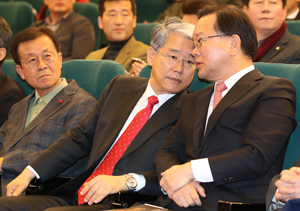 더불어민주당 김부겸(맨 오른쪽) 의원이 27일 국회도서관에서 열린 개헌토론회 