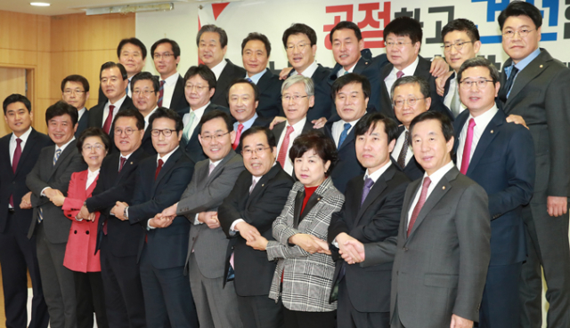 27일 오전 서울 여의도 국회 의원회관에서 열린 개혁보수신당 분당선언 기자회견에서 참석 의원들이 손을 맞잡고 있다. 연합뉴스