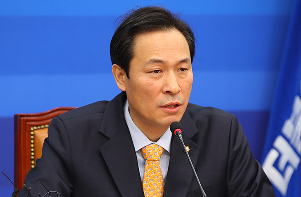 더불어민주당 우상호 원내대표가 28일 오전 국회에서 열린 최고위원회에서 한일위안부 합의 1년과 관련한 발언하고 있다. 우 원내대표는 