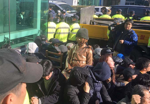 부산 일본영사관 앞 평화의 소녀상 설치를 둘러싸고 시민단체와 경찰이 대치중이다. 연합뉴스