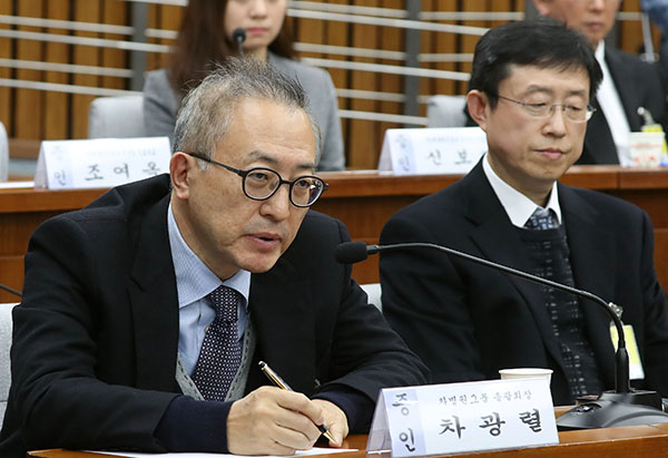 불법으로 제대혈 시술을 받아 대한의사협회 중앙윤리위원회에 회부된 차광렬 차병원그룹 총괄회장. 사진은 지난 14일 국조특위 제 3차 청문회에 참석한 차광렬 회장. 연합뉴스