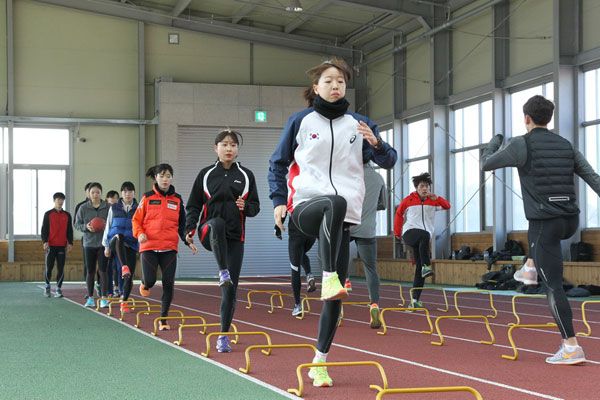 동계 전지훈련을 위해 예천군을 찾은 육상 선수들이 전국 최고의 시설을 자랑하는 예천실내육상훈련장에서 훈련을 하고 있다. 예천군 제공