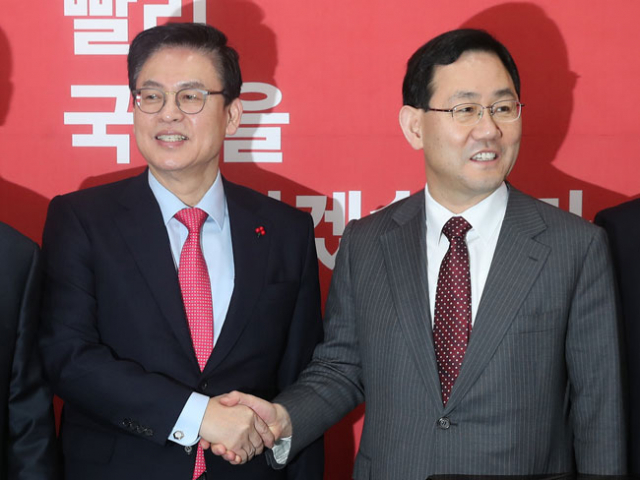 개혁보수신당 주호영(오른쪽) 원내대표가 28일 국회 새누리당 원내대표실에서 새누리당 정우택 원내대표와 악수하고 있다. 연합뉴스