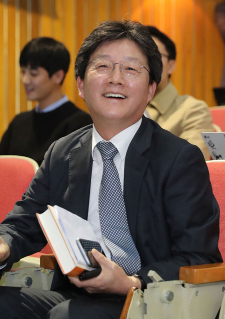 개혁보수신당(가칭) 유승민 의원과 국민의당 박지원 의원이 정치부 기자가 선정한 제18회 백봉신사상 대상을 받는다. 백봉신사상은 백봉 라용균 선생을 기리기 위한 상으로 신사적인 정치인을 키우고 격려한다는 취지에서 1999년 제정됐다. 신사 의원 베스트 10에는 더불어민주당 이석현 김종인 우상호 전혜숙 박주민 의원과 국민의당 김관영 안철수 의원이 이름을 올렸다. 무소속인 정세균 국회의장도 베스트 10에 선정돼 총 12차례 신사상을 받은 현역의원이라는 기록을 세웠다. 연합뉴스