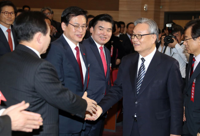 새누리당 인명진(오른쪽) 신임 비상대책위원장이 29일 오후 국회 의원회관에서 열린 제6차 전국위원회에서 추인받은 뒤 정우택(왼쪽에서 두 번째) 원내대표와 인사하고 있다. 연합뉴스