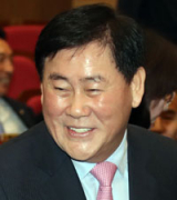 새누리당 최경환 의원이 29일 오후 국회 의원회관에서 열린 제6차 전국위원회에서 인명진 비상대책위원장이 만장일치로 추인된 뒤 회의장을 빠져나가고 있다. 연합뉴스
