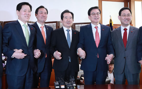 30일 오전 국회 본청 국회의장실에서 4당 여야 원내대표와 정세균 국회의장이 손을 맞잡고 있다. 왼쪽부터 국민의당 주승용 원내대표, 더불어민주당 우상호 원내대표, 정세균 국회의장, 새누리당 정우택 원내대표, 개혁보수신당(가칭) 주호영 원내대표. 연합뉴스
