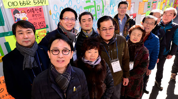 대구 서문시장 4지구 화재 비상대책위원들이 30일 오후 시민들이 희망 메시지를 적어놓은 벽 앞에서 성금과 희망을 보내준 시민들에게 감사의 마음을 전하고 있다. 김영진 기자 kyjmaeil@msnet.co.kr