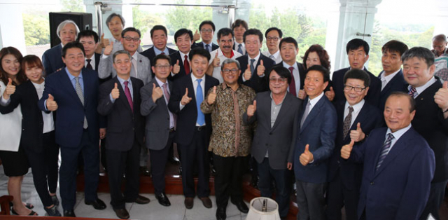 지난달 27일 인도네시아 서부자바주 반둥시를 찾은 