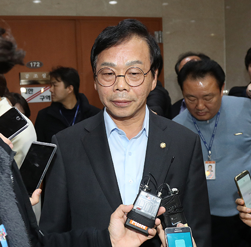 이완영 새누리당이 3일 국회 최순실 국정농단 의혹사건 국정조사 특별위원회에서 사임했다. 연합뉴스