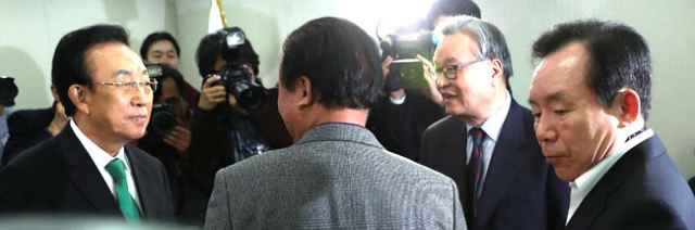 새누리당 인명진(오른쪽에서 두 번째) 비대위원장이 3일 오전 서울 여의도 당사에서 이인제 전 새누리당 최고위원, 정갑윤 의원, 김관용 경상북도지사 등 친박 인사들과 면담을 갖고 있다. 연합뉴스