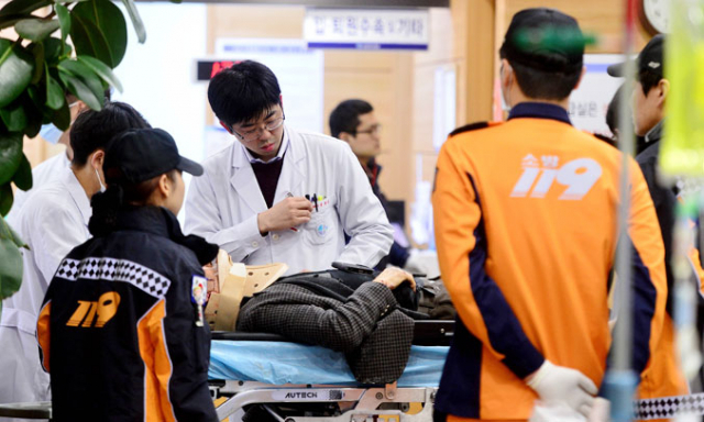 경북대병원 권역응급의료센터에 도착한 환자를 의료진들이 돌보고 있다. 김영진 기자 kyjmaeil@msnet.co.kr
