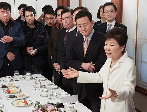최순실 씨가 박근혜 대통령을 통해 네덜란드 국왕에게 납품 민원을 넣으려 한 사실이 드러났다고 한겨레가 4일 보도했다. 지난 1일 신년 기자간담회에서 KD코퍼레이션과의 연루설을 부인한 박근혜 대통령. 연합뉴스