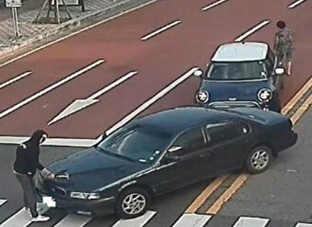 부산 해운대 경찰서는 운전 중 화가나 차를 세우고 망치로 상대방 차를 내리친 운전자 장모(37)씨를 기소의견으로 검찰에 송치했다고 밝혔다.