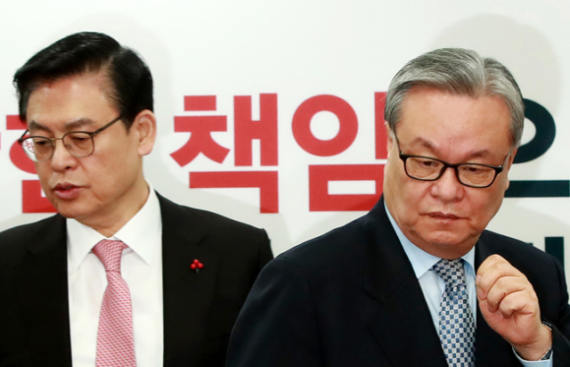새누리당 정우택(왼쪽) 원내대표와 인명진 비상대책위원장이 4일 오전 서울 여의도 당사에서 열린 주요 당직자 회의에 참석해 자리로 향하고 있다. 연합뉴스