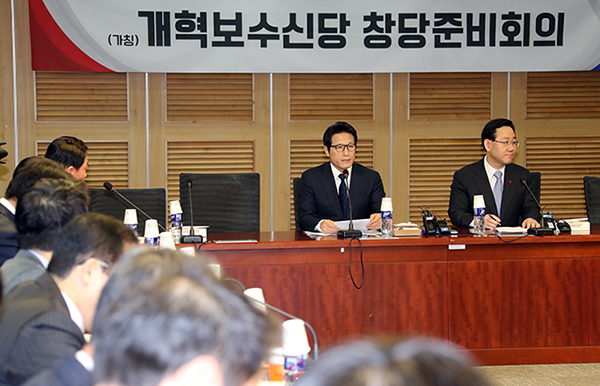 개혁보수신당(가칭) 정병국 창당추진위원장(왼쪽)이 5일 오전 국회 의원회관에서 열린 창당준비회의에서 발언하고 있다. 연합뉴스